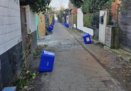 de vaste glasbak op straat